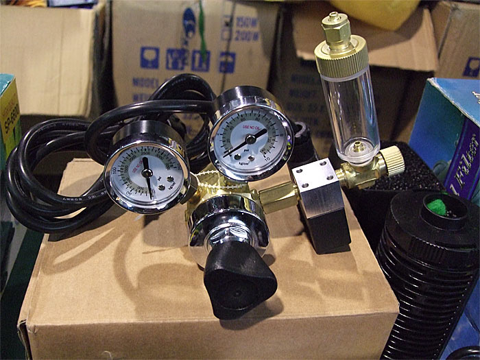 Редуктор СО2 Милуоки со встроенным электромагнитным клапаном и счетчиком пузырьков.
