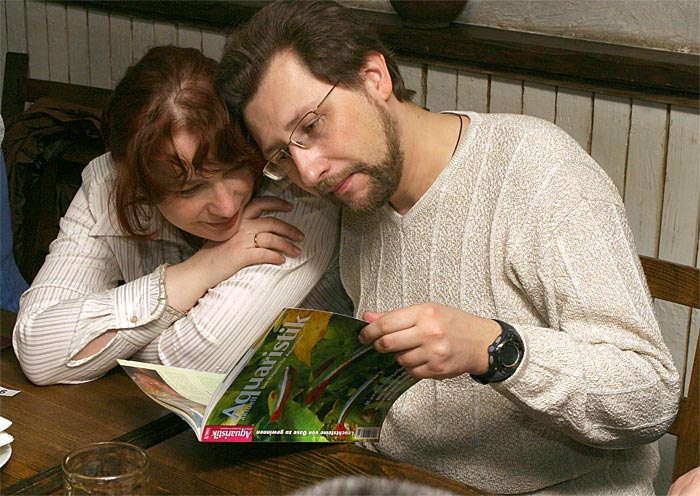 MIG  с женой разглядывают журнал Aquaristik
