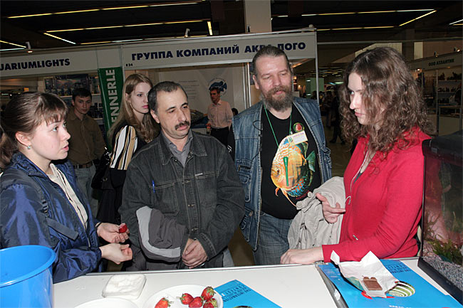 Newby, Пиночет, Клочков и Беарома. Обратите внимание как зрители косятся на клубнику ;)
